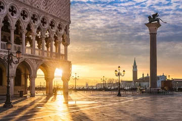 Poster Im Rahmen Sonnenaufgang am Markusplatz in Venedig, Italien © Mapics