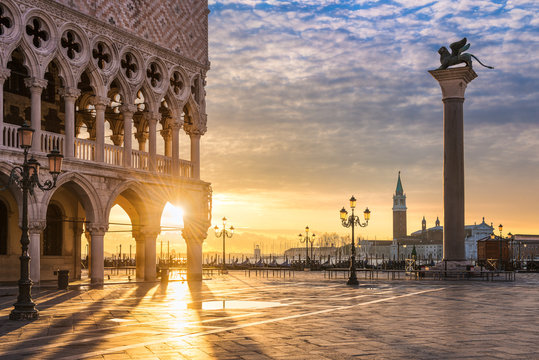 Fototapeta Wschód słońca przy San Marco kwadratem w Wenecja, Włochy