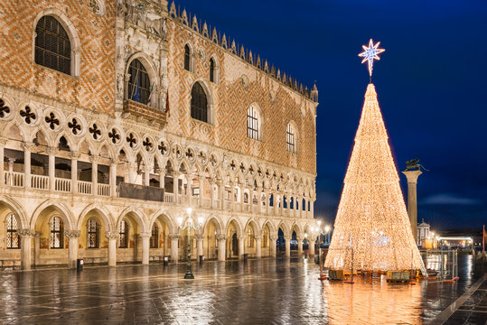 Fototapeta Christmas decorations in Venice, Italy