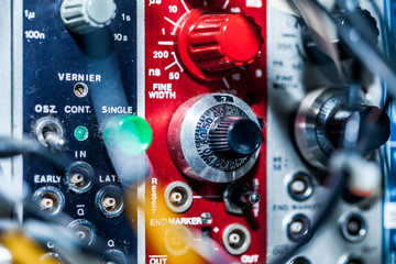 Signal peak tuner knob on the front panel of master trigger