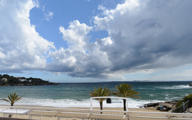 Paisaje de la Costa Brava un dia soleado con nubes