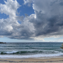 Paisaje de la Costa Brava un dia soleado con nubes