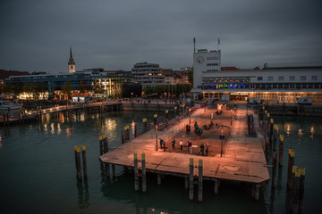 Friedrichshafen am Bodensee: Hafen bei Nacht
