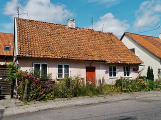 Fototapeta na wymiar Wohnhaus mit Garten in Frombork