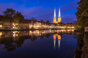 Fototapeta na wymiar Lübecker Dom am Abend mit Reflektion in der Trave