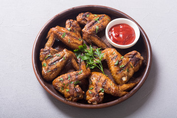 Grilled chicken wings with tomato sauce
