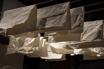 Papierherstellung, Büttenpapier wird getrocknet