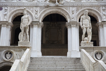 Naklejka premium Sculptures at Doge's Palace in Venice 5011