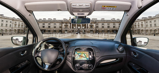 Obraz premium Car windshield with view of Somerset House, London, UK
