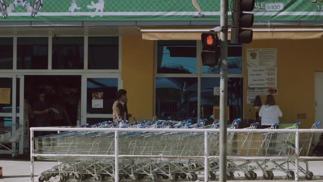 Pedestres atravessando faixa de pedestre em Campinas, S&radic;&pound;o Paulo em modo timelapse.