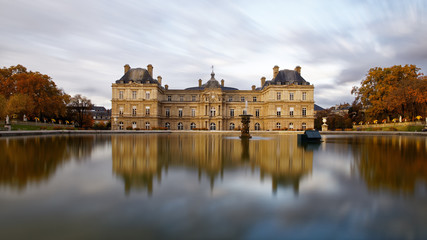 Obraz premium Paris, France - November 12, 2018: Luxembourg public gardens and French Senate in Paris, France