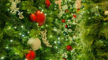 Obraz na płótnie Canvas christmas decoration on a tree, closeup, no people, merry, happy, green, red, gifts