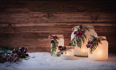 Wunderschöne Weihnachtsdekoration mit winterlich, frostigen Laternen /Windlichtern vor rustikal Holz Hintergrund  - 233088580
