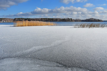 Fototapeta na wymiar Тоонкий слой льда на озере Увильды в ноябре Челябинская область