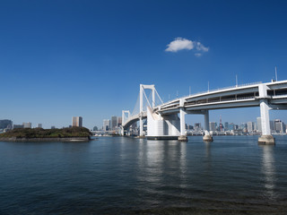 Fototapeta na wymiar 東京港とレインボーブリッジ
