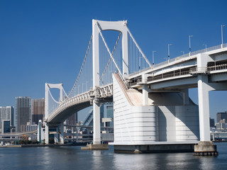 東京港とレインボーブリッジ