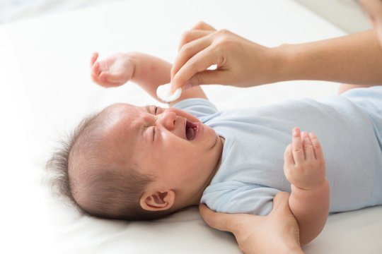 Wipe The Baby With Cotton Wool After Bathing In The Morning