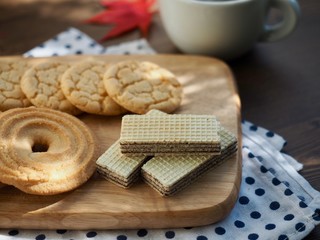 버터쿠키와 초코쿠키 그리고 커피와 단풍잎 