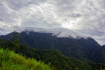 Naklejka premium chmura nad górą