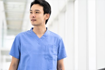 外を眺める医師