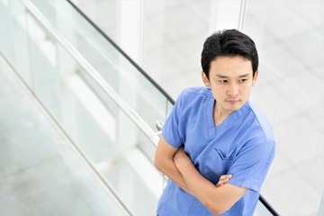 腕組する男性看護師