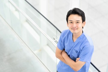 腕組する男性看護師