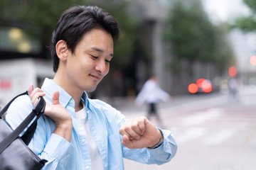 時計を確認する男性