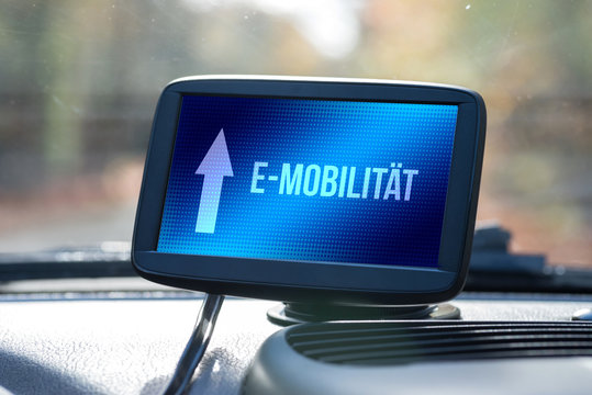 Navigation im Auto zeigt die Richtung elektro Mobilität