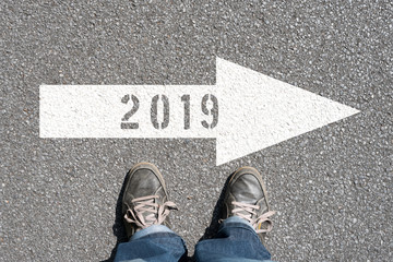 Ein Mann und ein Pfeil in Richtung Jahr 2019