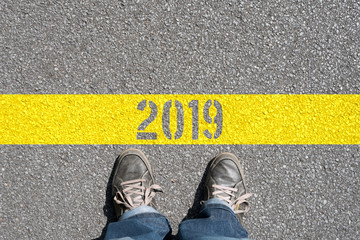 Ein Mann steht kurz vor Jahr 2019