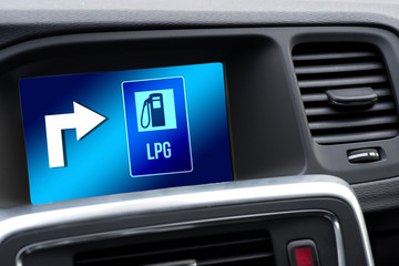 Navigation im Auto zeigt die Richtung zu einer LPG Autogas Tankstelle - obrazy, fototapety, plakaty