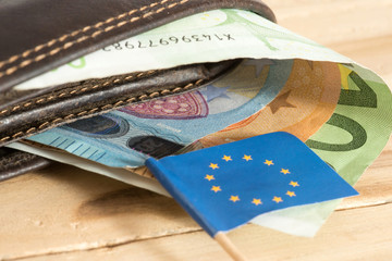 Flagge der Europäischen Union EU, eine Gelbörse und Euro Banknoten