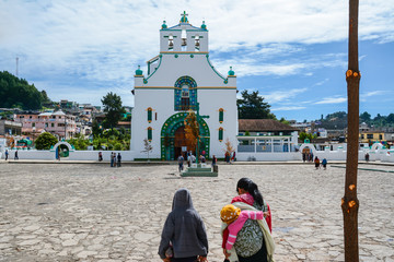 La gente están paseando al frente de la iglesia de San Juan Chamula Chiapas.