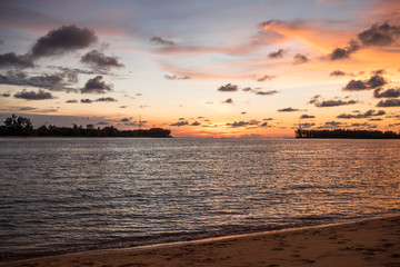 Obraz premium landscape background evening scenery with sunset and have sunlight reflection on sea