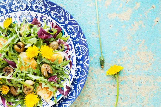 Mixed leaf salad with polenta, olives and dandelion flowers