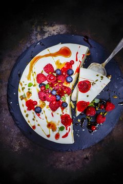 Bery tart with pistachio nuts and honey, sliced (seen from above)