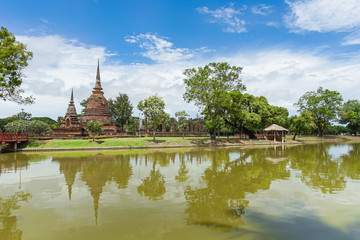 Obraz premium UNESCO World Heritage site Wat Sa Si in Sukhothai.