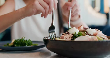 Abwaschbare Fototapete Essen Frau genießt den Salat im Restaurant
