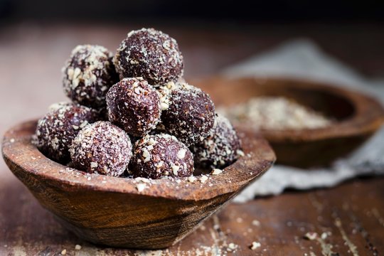Energy bites made with nuts, cocoa and coconut oil