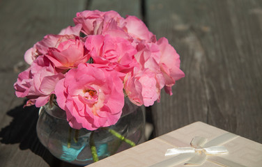 Pink rose bouquet on wooden rustic background