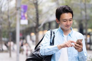 携帯を操作する男性