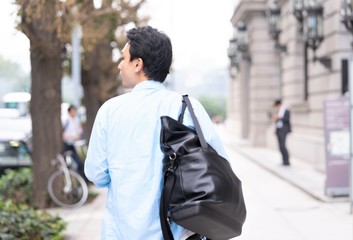 後ろ姿の男性
