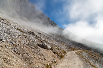 Wanderung im Morgennebel an den Drei Zinnen, Dolomiten, Südtirol 