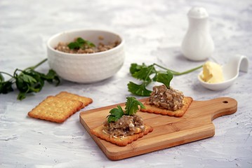 Forshmak, an appetizer of minced herring fillet with apple, onion and egg. Served with unsweetened wheat crackers. Jewish cuisine.