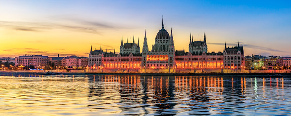 Hongaars parlementsgebouw bij Morning Light (panoramisch)