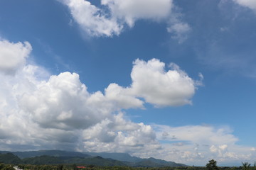 Fototapeta na wymiar cloudy and blue sky on nice day