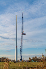 Schwerlastkran hebt Gondel an 