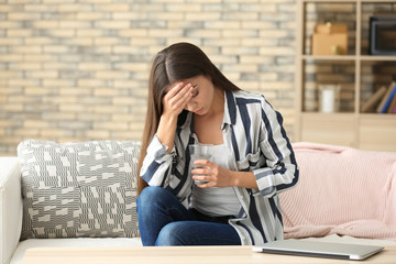 Obraz premium Woman suffering from headache at home