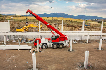 Solar in construction with a mobile crane and machinery © Enrique del Barrio