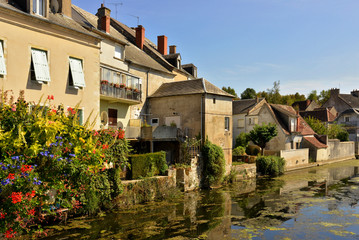 Le Cher fleuri à Châteauneuf-sur-Cher (18190), département du Cher en région Centre-Val de Loire, France